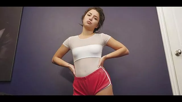 Bea jugando con sus porbo latino tetas naturales