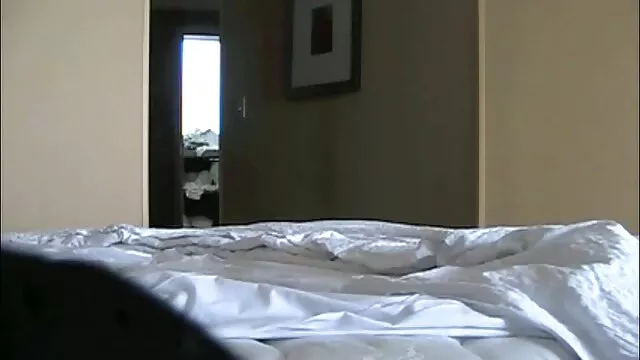 Engañando a su marido porno juvenil latino mientras está en el trabajo