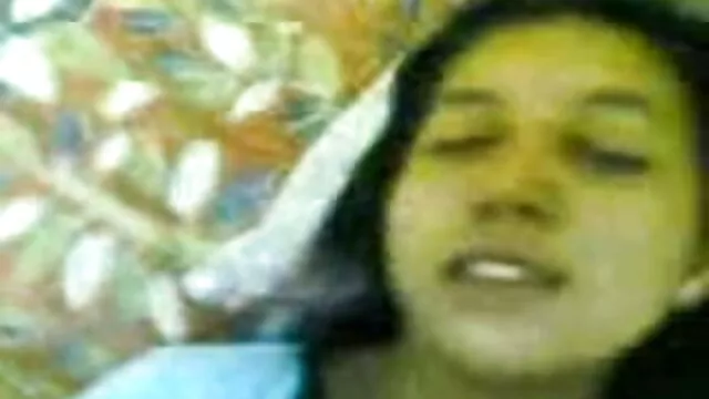 dos putas desagradables follando y besando a un hentai en latino chico
