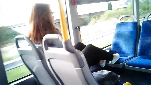 Puta negra ligera caliente recibe corrida en videos porno con audio latino la boca después de follar