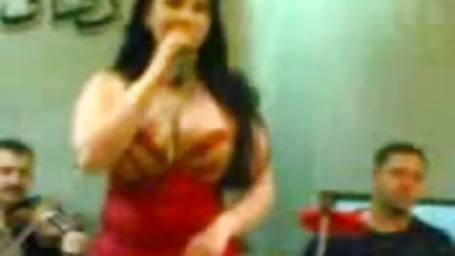 La anal en español latino puta madura Sara Jay está en su oficina y es follada