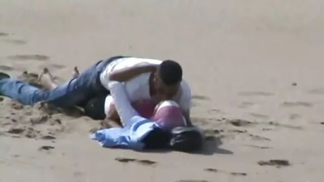 Puta de tetas pequeñas con un fetiche de porno en castellano latino pies metiéndose los dedos